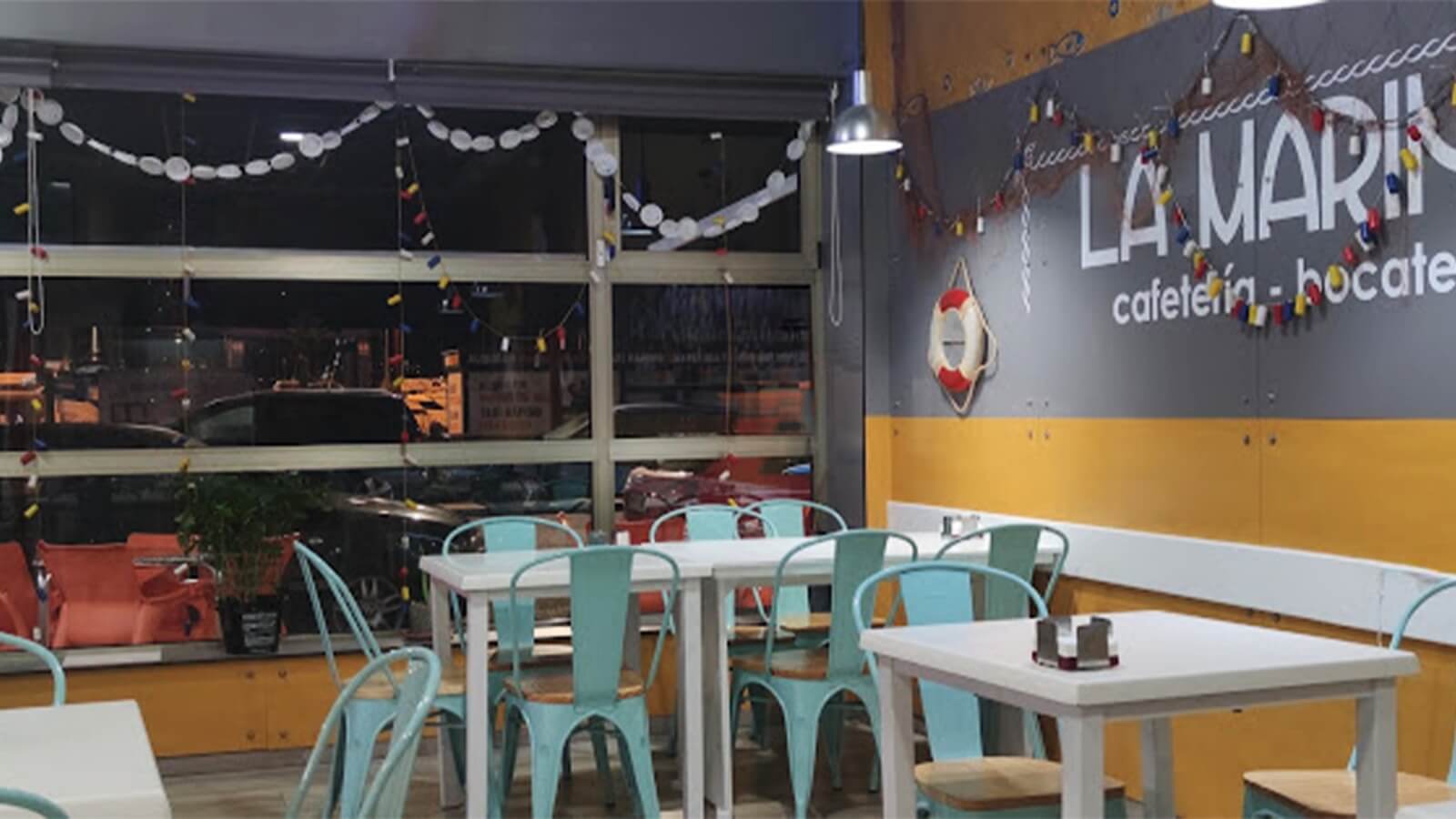La Marina Bocateria de el interior del local y las mesas